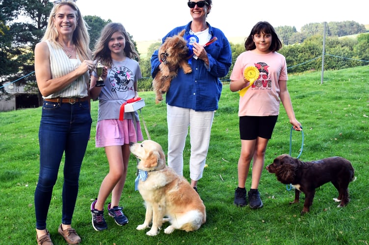 Dog Show, Cwmhinddu Trophy – Judge Mrs Robbie Alman-Wilson with 1st place Violet Kidston, 2nd place Henrietta Kidston, and 3rd place Poppy Ward, alongside their dogs