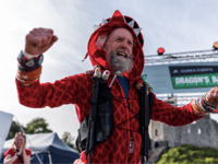 ‘Caz the Hat’ completes Dragon’s Back in emotional finish