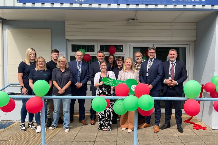 Jane Bryant, Minister for Housing and Local Government visited Powys County Council’s new depot and office at Trawsfford Road. She is pictured with Cllr Matthew Dorrance along with council officers and housing staff