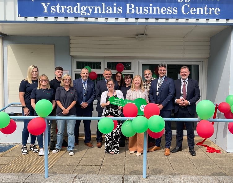 Jane Bryant, Minister for Housing and Local Government visited Powys County Council’s new depot and office at Trawsfford Road. She is pictured with Cllr Matthew Dorrance along with council officers and housing staff