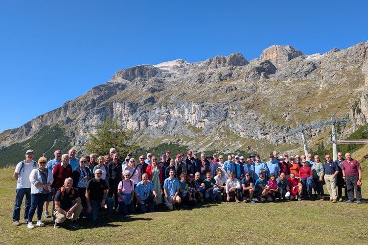 The group with Coro Fodom members at the top of Bec de Roces