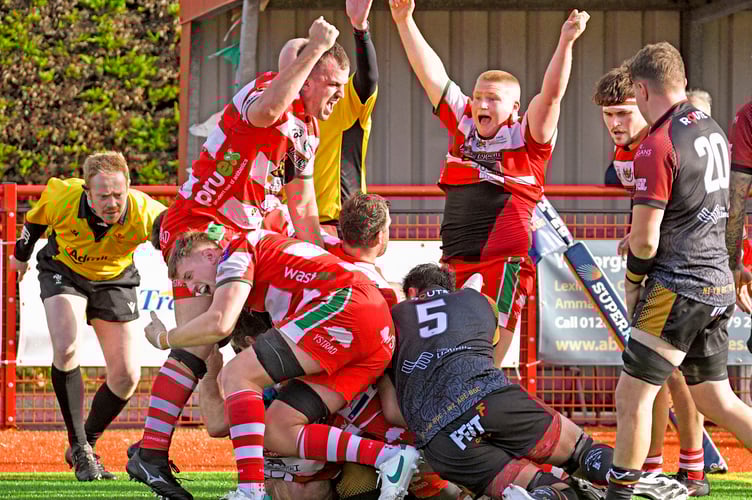 Llandovery celebrate Tiaan Sparrow's vital try