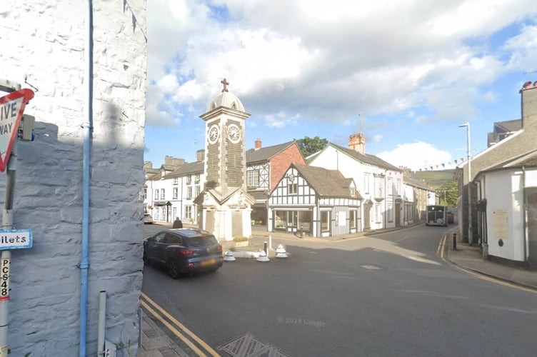 The awkward crossing of the A470 in the middle of Rhayader