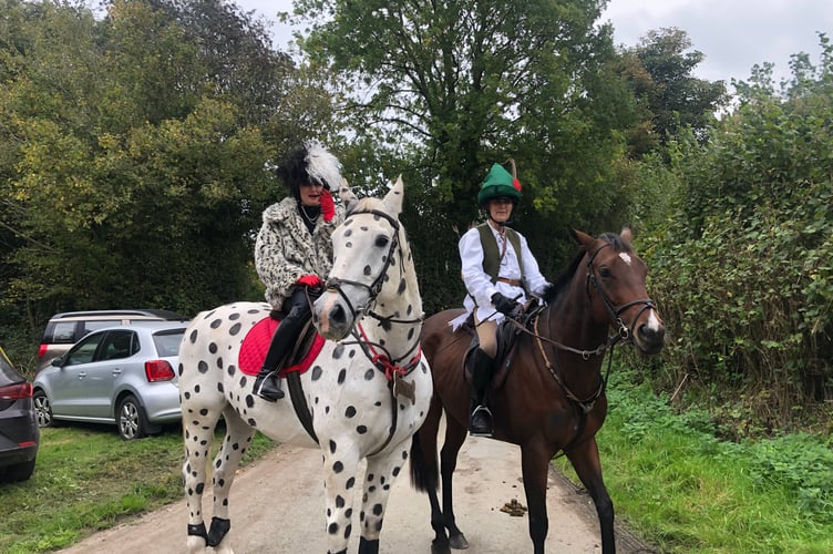 Cruella de Vil on her ‘dalmatian’ horse and Robin Hood take part in the Huntington Chase