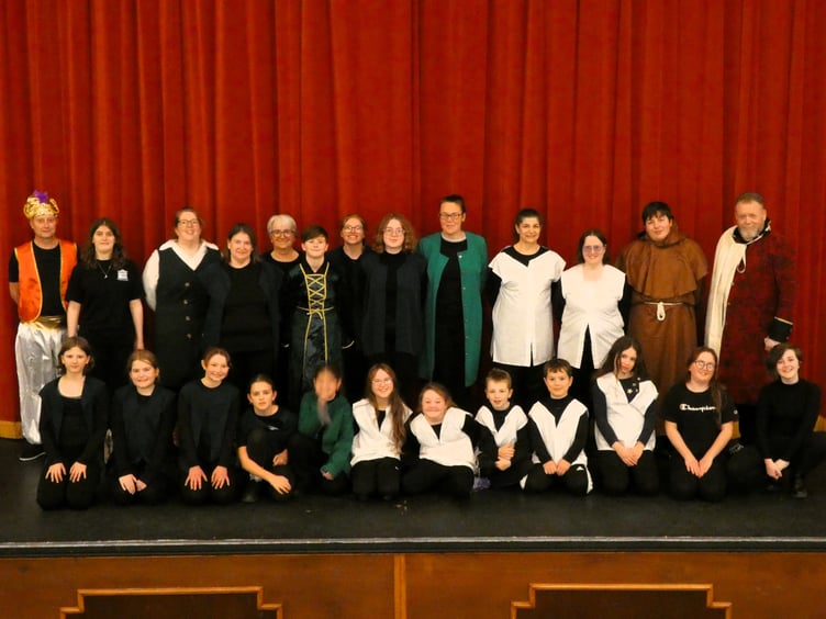 The full cast of Maid Marian!