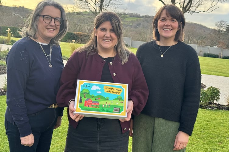 Meleri Jones – WFSP, Angahrad Jones - Cadeirydd CFFI Cymru, and Elan Davies - Jengyd