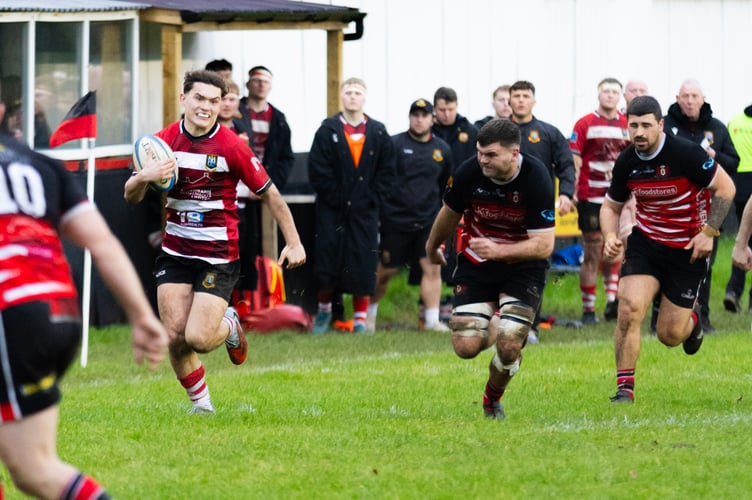 Huw Jones stretches the Llangennech defence.