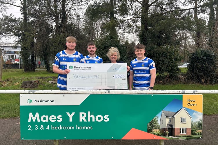 The house builder behind the Maes y Rhos site in Ystradgynlais has given a boost to the town’s rugby club with a £1,000 donation.

