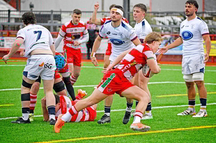 Drovers scrum-half George McDonald slips through for his first-minute try against Swansea