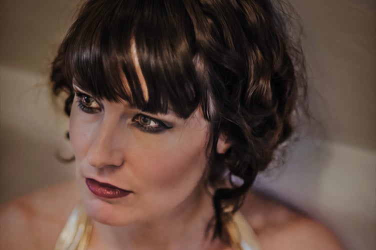 Folk artist comes to Hay