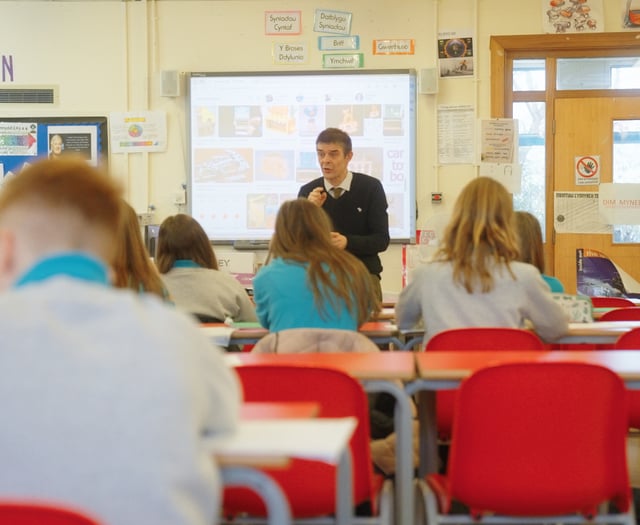 Applications open for Welsh teacher scheme