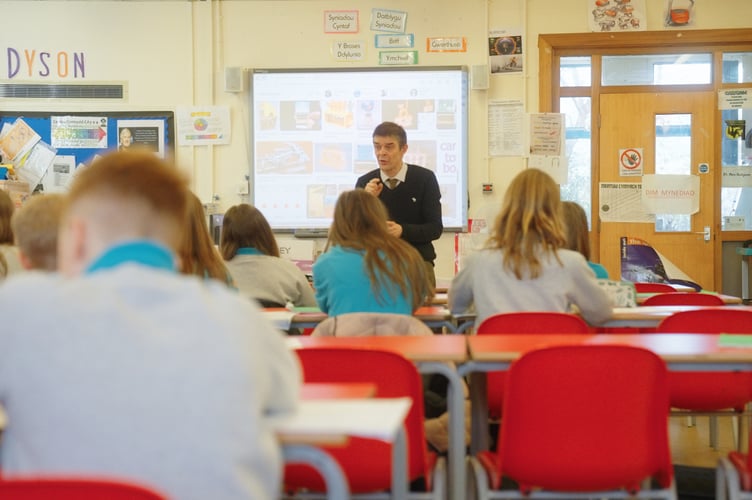 Cynllun Pontio is helping Welsh-speaking teachers make the move into secondary education
