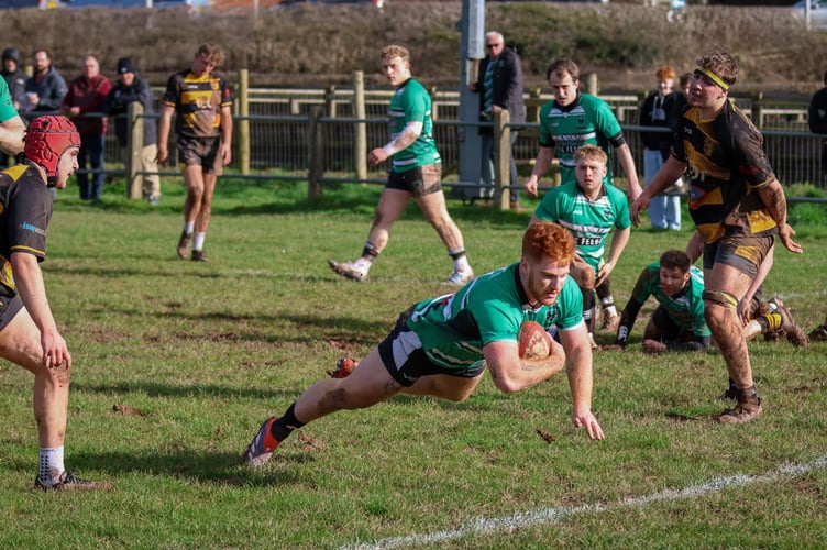 Ryan Davies crosses for Gwernyfed