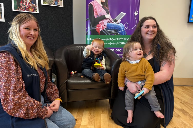 Mums Matter volunteer Bethanie Powell (left)