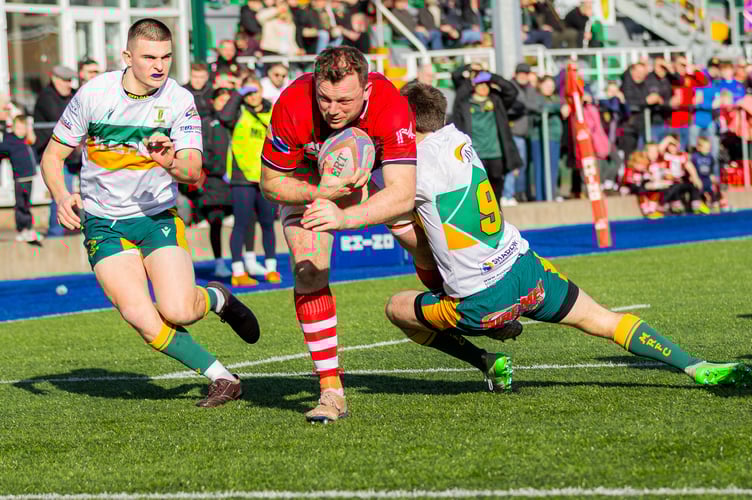 Alwyn Lee breaks through for the opening try