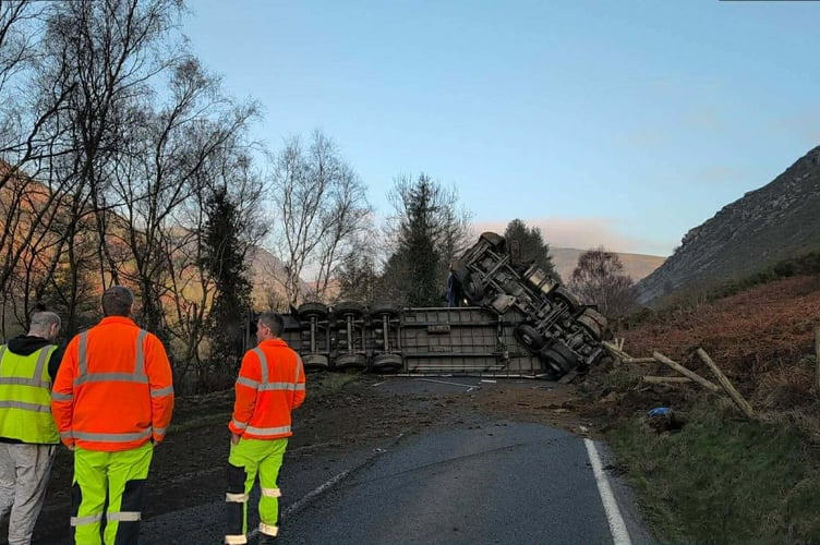 An overturned lorry blocks the A470 between Rhayader and Llangurig
