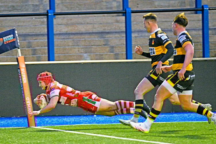 Harri Doel scores a try for Llandovery
