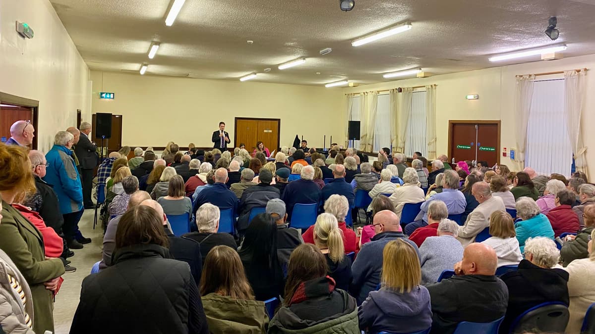 MP holds public meeting on healthcare in Amman Tawe area