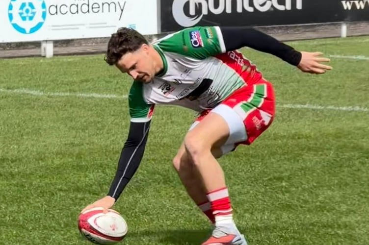 Gwernyfed product Tomi Lewis scores Llandovery’s first try against Aberavon
