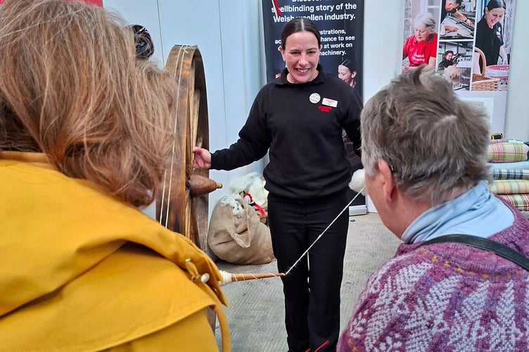 Jody Smart from the National Wool Museum talking to customers