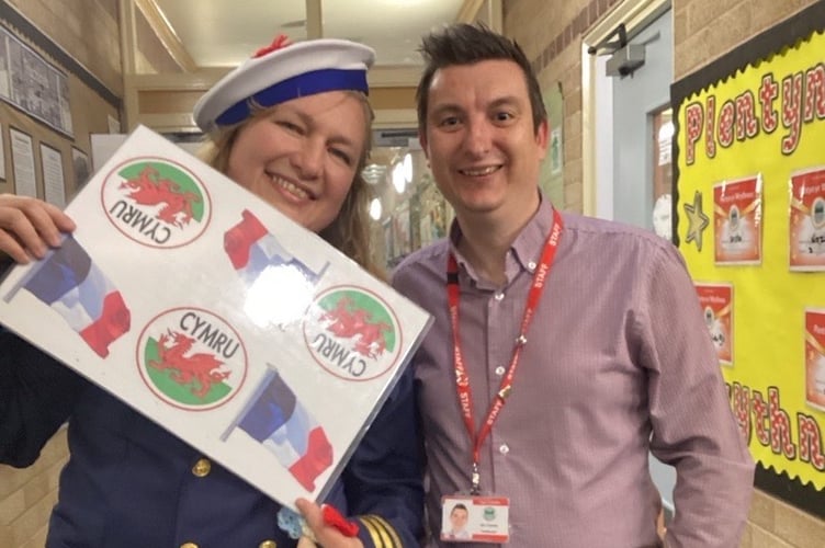 Chris Davies, acting headteacher of Ysgol Dôlafon and Stéphanie Chevallier, president of the association