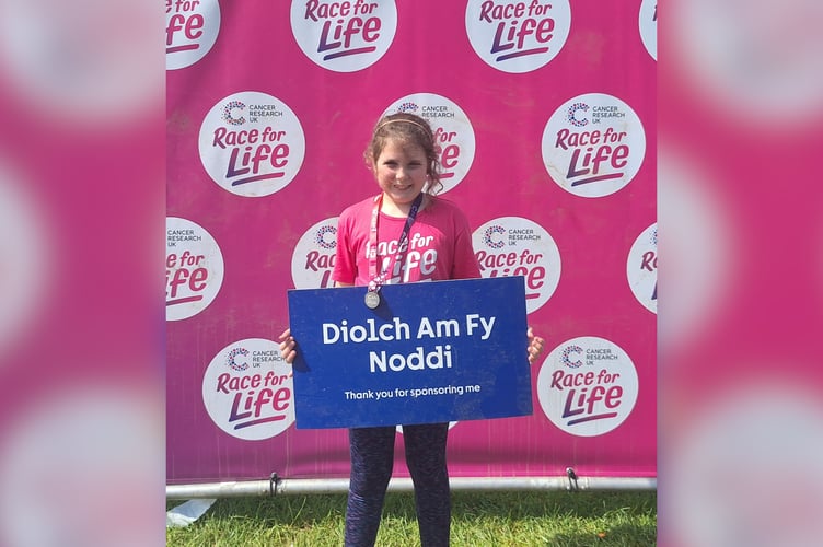 An 8-year-old from Llyswen has raised money for Cancer Research in memory of her uncle. 