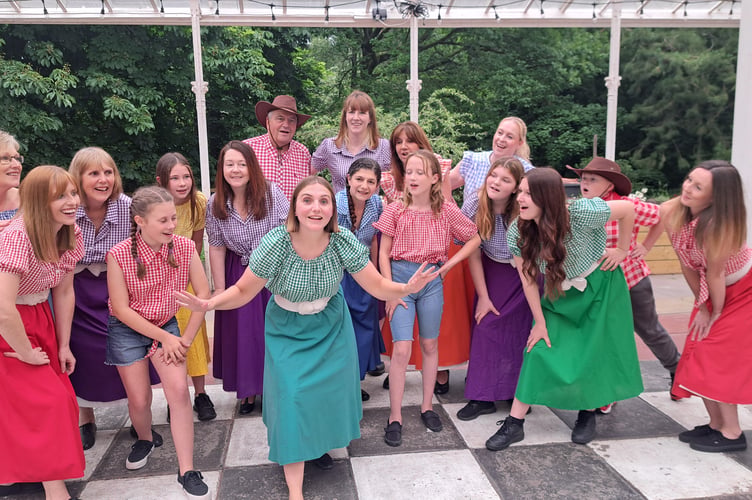 The production combines colourful costumes, lively choreography and classic show tunes