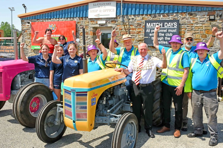 The Cardi Cranks and their yellow Fergie, Sion, were welcomed by the Mayor of Llandovery, Handel Davies, and members of Llandovery YFC