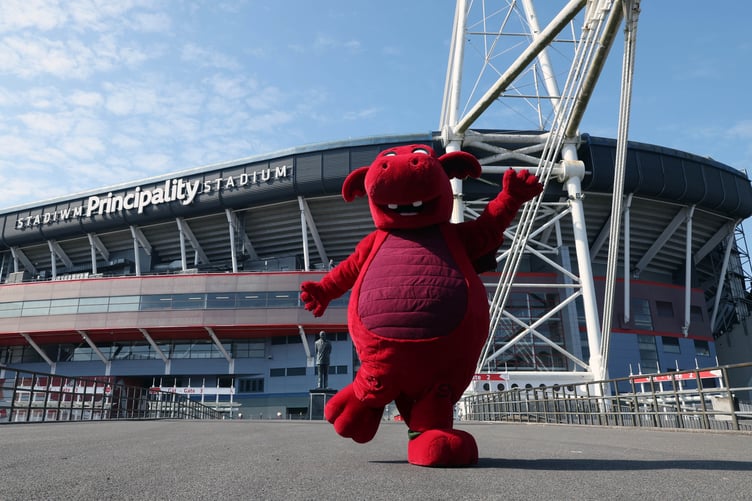 Dylan, Principality Building Society’s mascot, will be cheering on families taking part in the Rural Relay at the Royal Welsh Show