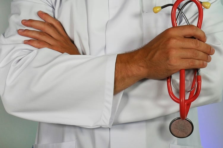 The Welsh Affairs Committee has warned that patients using NHS services across the Wales-England border risk "falling through the gaps" between two healthcare systems