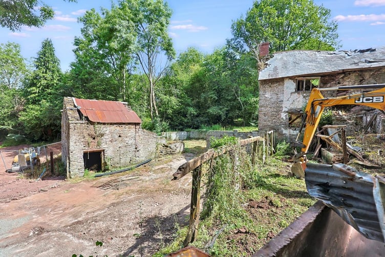 The property includes 1.4 acres of land, including a wooded dingle and small paddock with views towards the Black Mountains.