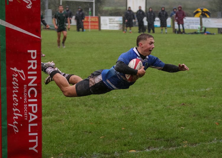Gwernyfed retake the lead following a moment of magic from Aled Skyrme