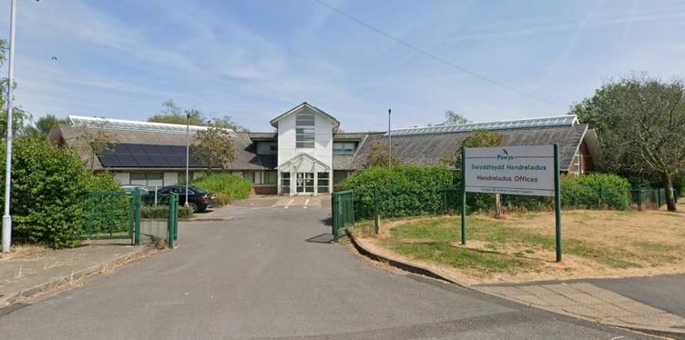 Powys County Council’s Hendreladus offices in Ystradgynlais could become a new base for Dyfed-Powys Police staff.