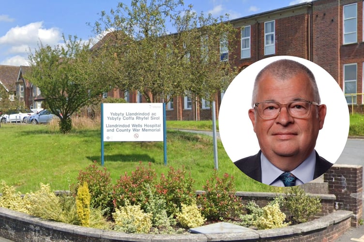 Reform MS Iain McIntosh heard residents’ concerns about proposals that could see Llandrindod Wells Hospital lose its inpatient beds and potentially its minor injuries unit